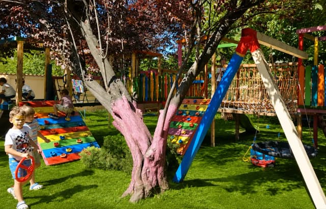 Curtea grădiniței Mica and Kids din Popești Leordeni