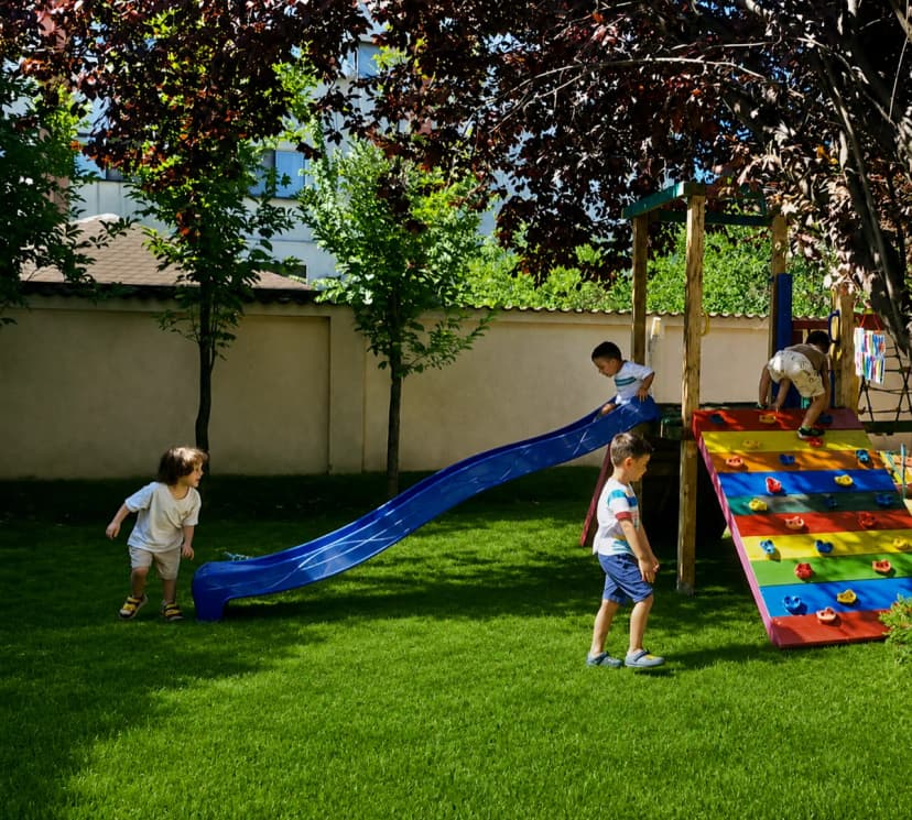 Explorare în natură pentru copii la grădinița Mica and Kids Popești Leordeni — activități educative outdoor