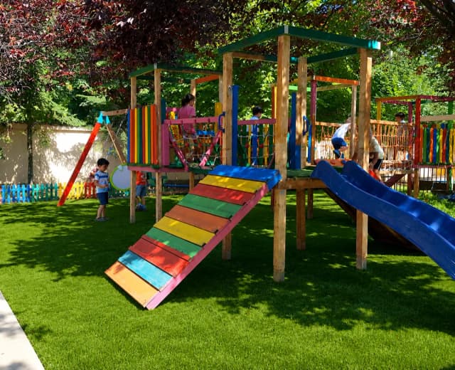 Copii jucându-se în aer liber la grădinița Mica and Kids din Popești Leordeni